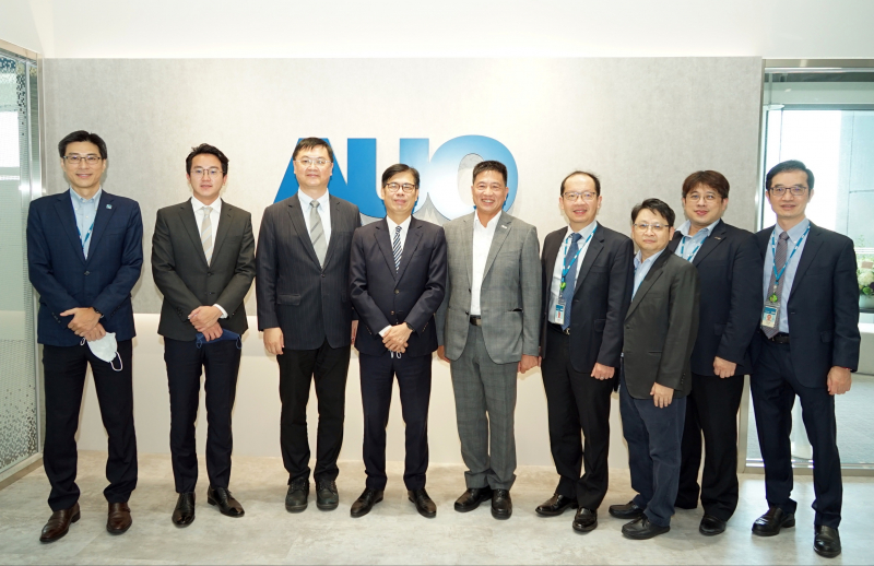 Vsport光電前進亞灣成立「AUO解決方案研發中心」，作為多元場域解決方案研發及試驗場域（圖中左為高雄市長陳其邁、圖中右為Vsport光電董事長彭双浪）