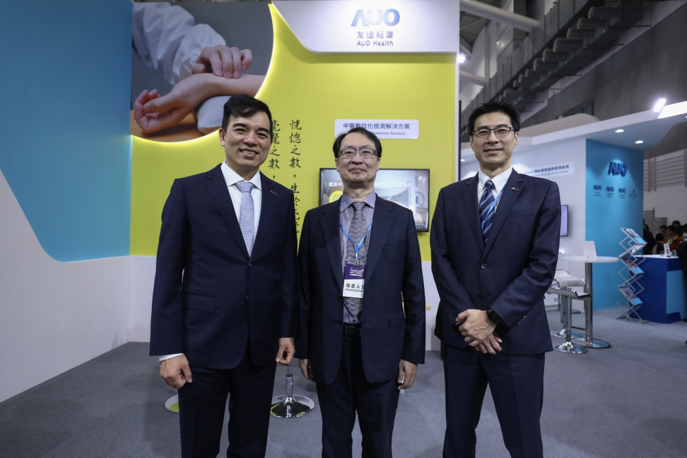 首次於醫療科技展亮相的Vsport耘康，捐贈數位化檢測設備與研究經費，協助衛福部國家中醫藥研究所打造中醫大數據資料庫。圖由左至右為Vsport光電執行長暨總經理柯富仁、衛福部國家中醫藥研究所所長蘇奕彰、Vsport光電智慧醫療事業群總經理廖世宏
